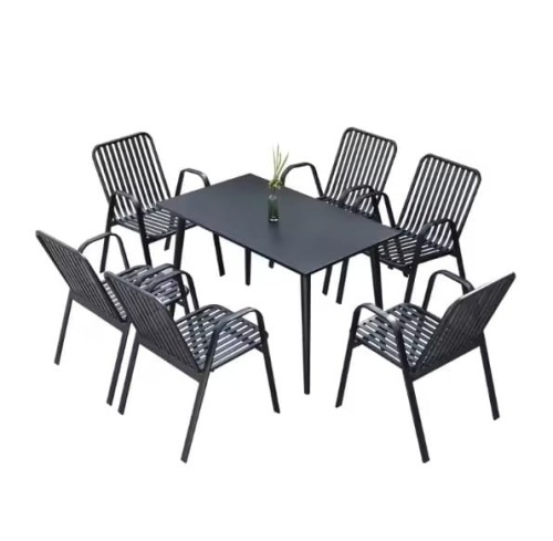 Ensemble de table et chaises en fer pour patio avec six chaises autour d'une table rectangulaire noire, adapté pour extérieur et jardin.