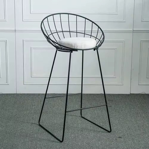 Moderner Metall-Barhocker mit Metallrahmen und Sitzkissen.