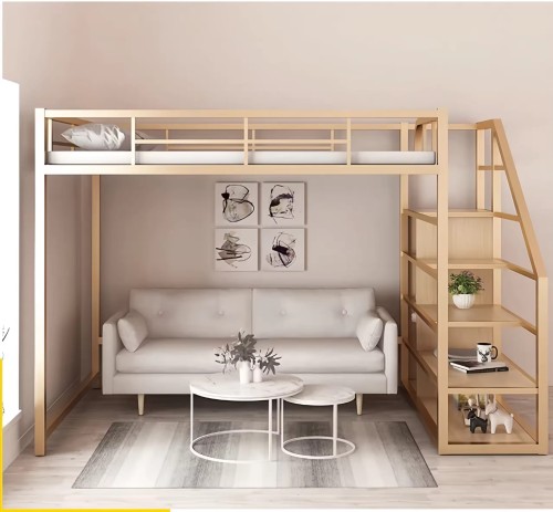 Hochbett aus Metall mit robustem Design über einem Sofa im modernen Wohnzimmer.