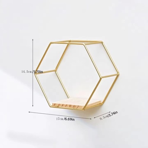 Étagère murale hexagonale en fer doré avec base en bois pour décoration intérieure.