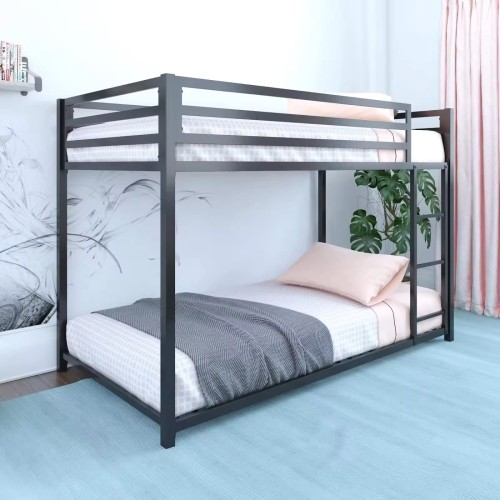 Cadre de lit superposé en métal avec matelas, idéal pour chambre ou dortoir.