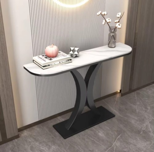 Eleganter goldener Metalltisch als Basisrahmenmöbel für Wohnzimmerdekoration.