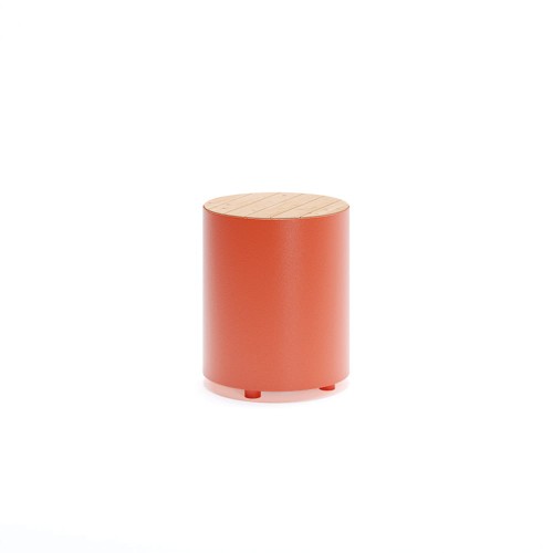 Tabouret d'extérieur Valby en métal orange et bois naturel, hauteur 48 cm.