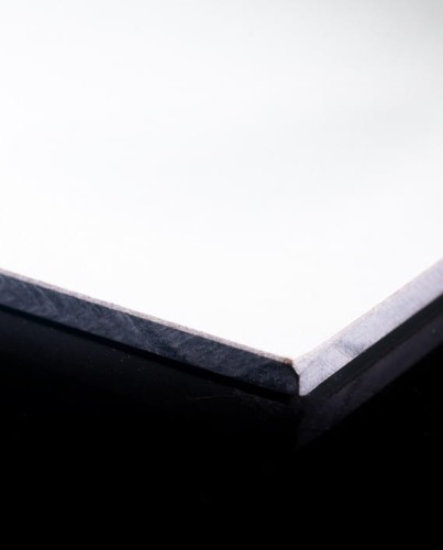 HPL Platte Weiß, Dicke 10 mm, glänzend, Format 1300x3050 mm, Detailansicht der Kante.