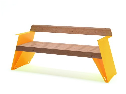 Banc public à dossier Nyboder 4 places avec accoudoirs en bois et métal jaune.