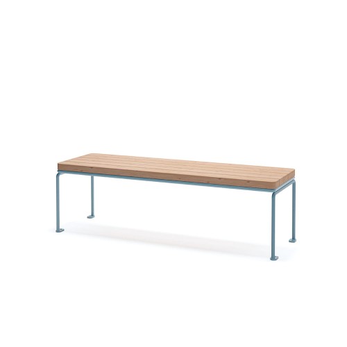 Banc public sans dossier Østerbro 3 places, design minimaliste, assise en bois et structure en métal.