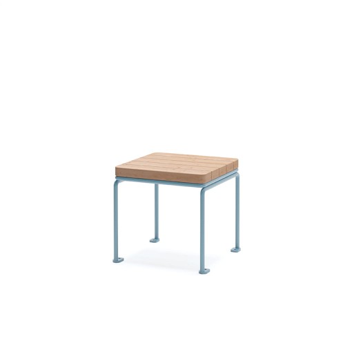 Tabouret d'extérieur Østerbro avec assise en bois et cadre métallique bleu.