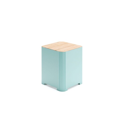 Kødbyen Outdoor-Hocker aus mintgrünem Metall mit Holzsitzfläche, 45 cm hoch.