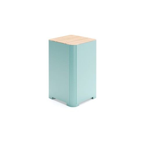 Moderner Kødbyen Outdoor Hocker aus Metall und Holz, 60 cm hoch.