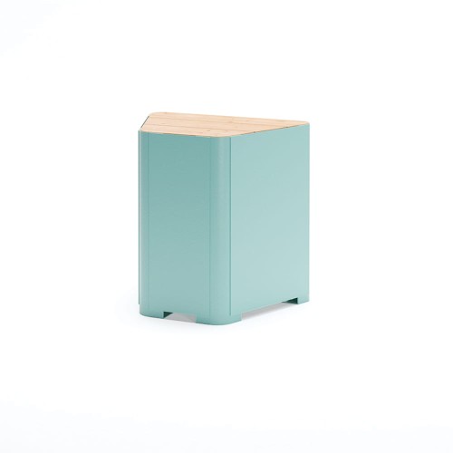 Grüner Kødbyen Outdoor-Hocker, 60 cm hoch, mit Holzsitzfläche.