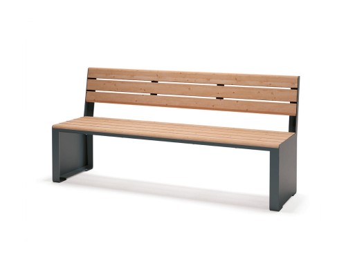 Öffentliche Bank Indre By 4-Sitzer mit Rückenlehne aus Holz und Metall.