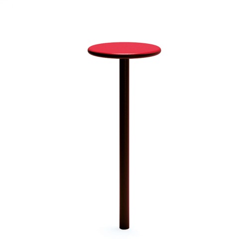 Table de bar d'extérieur Sydhavn, hauteur 110 cm, avec plateau rond rouge et pied noir élégant.