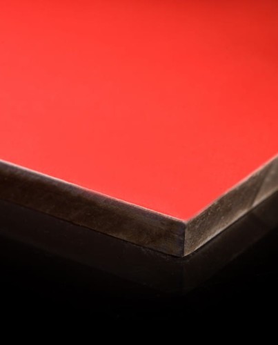 Rote HPL PLATTE ROT Dicke 10 mm (m²) Maße 1300x3050 mm auf dunklem Hintergrund.