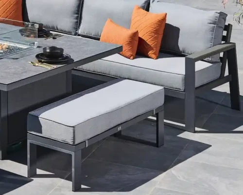 Mobilier d'extérieur moderne en métal avec table et chaises grises pour jardin.