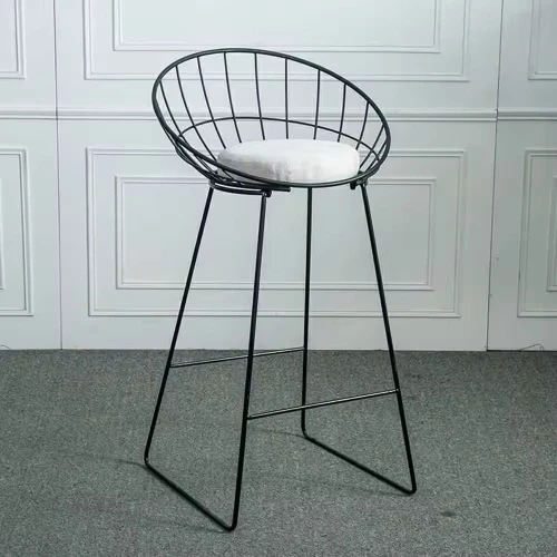 Moderner Metall-Barhocker mit Metallrahmen und Sitzkissen.