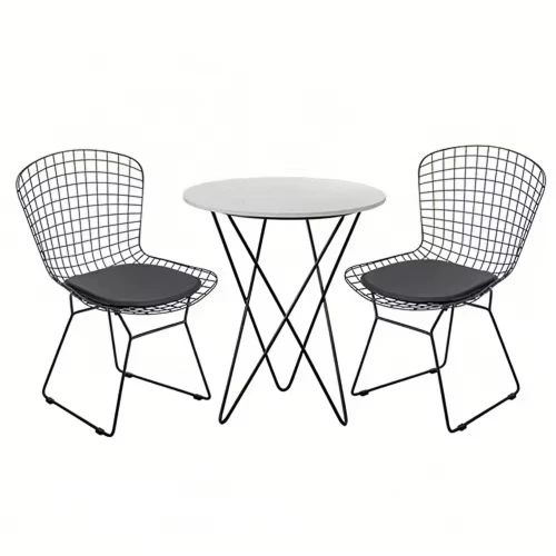Table à manger ronde avec plateau en marbre et chaises contemporaines en métal noir.