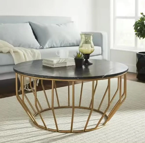 Luxuriöser runder Couchtisch mit Metallrahmen und Marmorplatte im Wohnzimmer.