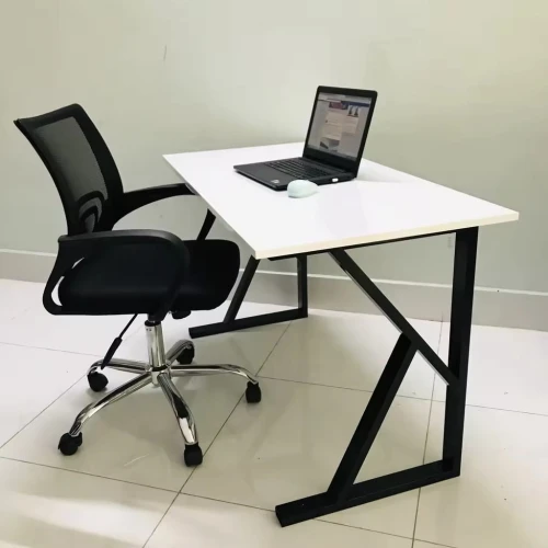 Moderne Tischgestelle neue Design-Tischgestelle für Gaming-Büro-Schreibtisch mit ergonomischem Stuhl und Laptop.