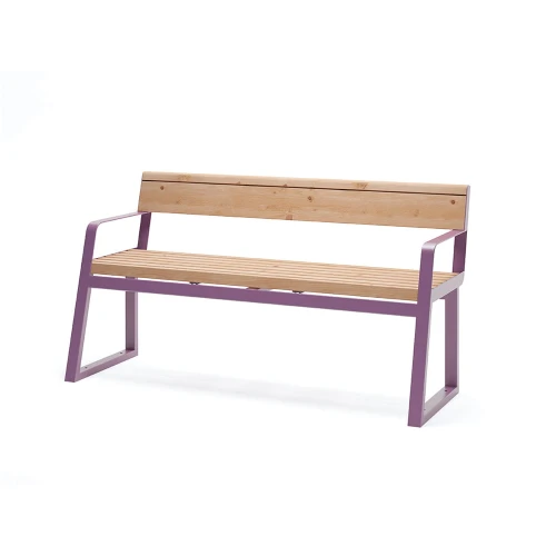 Banc Public Amager à Dossier 3 Places avec Accoudoirs en bois et métal violet sur fond blanc.