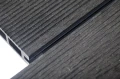 Riffelbrett aus WPC-SET A10LL8 (M2) + BALKEN + PLASTIKKLAMMERN Nahaufnahme.