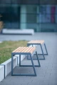 Amager 3-personers offentlig bænk uden ryglæn i moderne bymiljø.