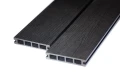 Zwei WPC-Dielen des Produkts WPC-SET A10LL8 (M2) + BALKEN + PLASTIKKLAMMERN in schwarzer Farbe.