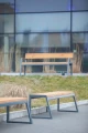 Amager 3-personers offentlig bænk uden ryglæn ved moderne bygning