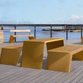 Öffentliche Bank Nyboder 3-Sitzer aus Holz und Metall auf Terrasse mit Seeblick.