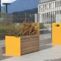 Nyboder Udendørs Plantekumme | 325 l med gule paneler og grønne planter.