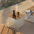 Udendørs skammel Kødbyen | 45 cm ved siden af pool med to krus og en kande på toppen.