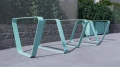 Kødbyen Cykelstativ i moderne design stående ved en mur.