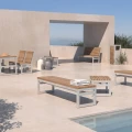 Banc public sans dossier 4 places Hellerup en bois et métal sur une terrasse moderne.