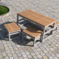 Udendørs bord og bænk af træ og metal, Hellerup Udendørs Bord 150 cm 4-6 Pladser, på stenet terrasse.