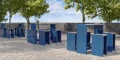 Set de bar Indre By : Table et 4 tabourets de bar bleu en extérieur sous les arbres.