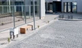 Vesterbro Gadeaffaldsspand i beton ved moderne bygning.