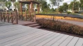 WPC TERRASSENDIELEN/ A10LL8 Stärke 2,5 cm, Länge 290 cm auf einer modernen Terrasse im Freien.