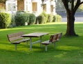 Bank & Tisch aus verzinktem Stahl im Garten auf grünem Rasen.